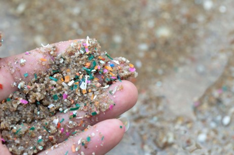 Les microplastiques dans le textile polluent les océans et l'environnement.
