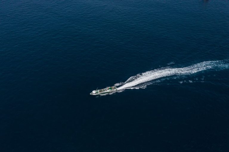 Nos vêtements, source majeure de la pollution plastique des océans